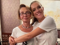 «Спасибо, что ты у меня такая молодая»: Осадчая показала маму-именинницу