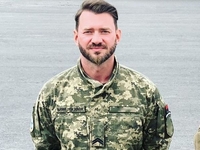 Хореограф-военный Дикусар на новом фото «надел костюм» для Трампа