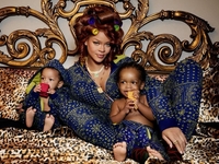 Ріанна вперше показала фото з пологового будинку з двома синами