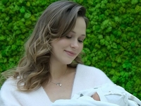 Кошмал вернулась к работе спустя полторы недели после родов — фото