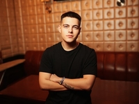 Известный певец встретился со своей бабушкой, которая 3 года жила в оккупации