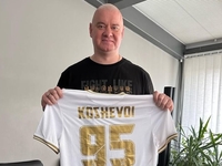 Редкий выход: Кошевой появился на кинопремьере с женой и старшей дочерью