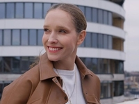 Роллер и 30 пар сережек: Осадчая показала, что носит в сумке