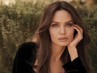 Джоли передала записку 14-летней девочке, пострадавшей от обстрела в Изюме