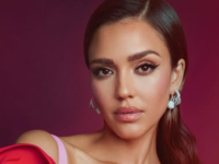 Джессика Альба снялась в бикини во время отдыха на пляже с сыном