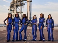 Кэти Перри и невеста Безоса совершили полет в космос — видео