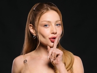 Кароль показала, что она делает наедине с телефоном в отельном номере