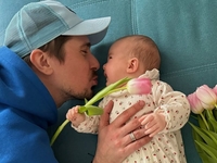 Позитив запостив милі фото з прогулянки з 4-місячною дочкою