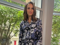 Портман снялась в кружевных колготках и рассказала о преимуществах старения