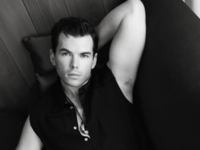 Звезда «Бриджертонов» Люк Ньютон впервые запостил фото со своей девушкой