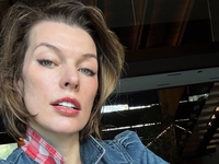 Йовович показала себя 23-летней на обложке глянца