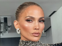 Дженнифер Лопес поцеловала танцовщицу во время выступления на музыкальной премии