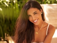 Димопулос с дочерью снялись в купальниках на итальянском пляже