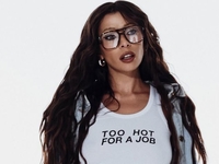 Неплях устроила пикантный фотосет в бикини и короне по случаю 31-летия