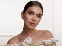 Саша Бо отпраздновала 30-летие в розовом корсете с черешней