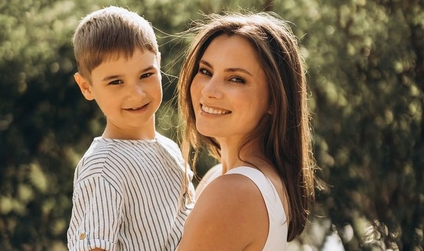 Звезда «Поймать Кайдаша» Хижняк похвасталась новой фотосессией с 8-летним сыном