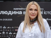 Ольга Сумская вспомнила, как пришла на выпускной в свадебном платье сестры