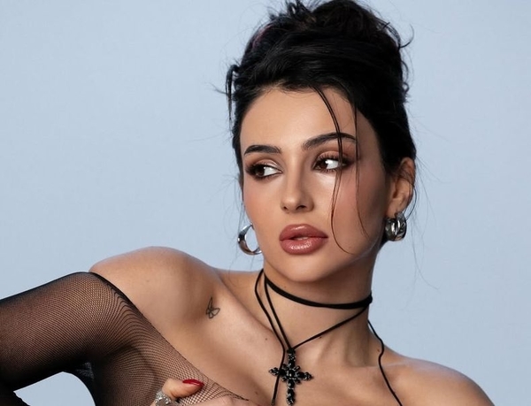 Трінчер у спокусливому образі влаштувала фотосесію на тлі Ейфелевої вежі