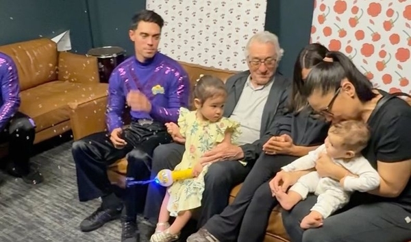 Роберт Де Ниро засветился на концерте с 2-летней дочерью