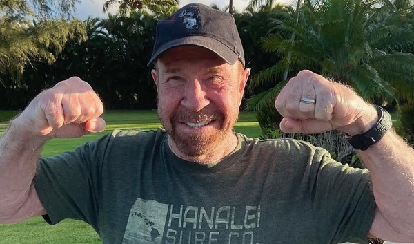 85-летний Чак Норрис похвастался отдыхом на пляже с женой и детьми-двойняшками