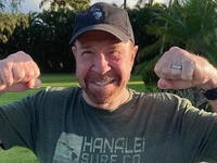 85-летний Чак Норрис похвастался отдыхом на пляже с женой и детьми-двойняшками