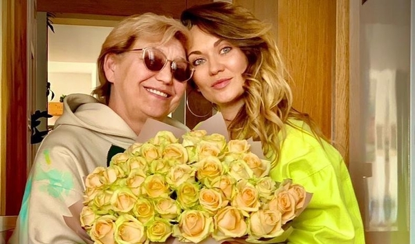 Анна Саливанчук и ее мама снялись на пляже в белых купальниках