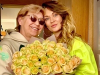 Анна Саливанчук и ее мама снялись на пляже в белых купальниках