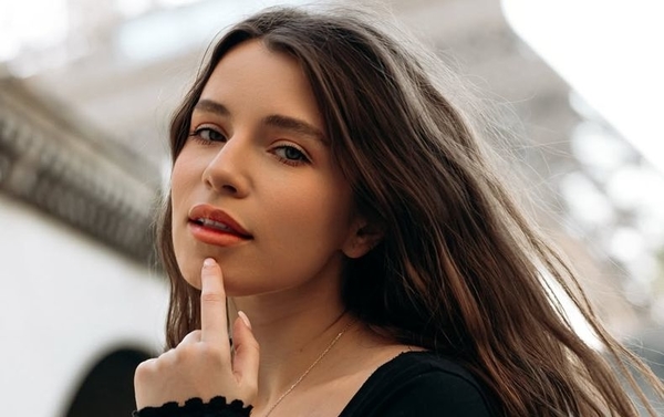 Соловій у бікіні позасмагала на Київському морі