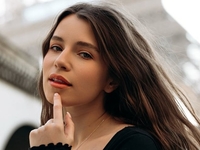 Соловій у бікіні позасмагала на Київському морі