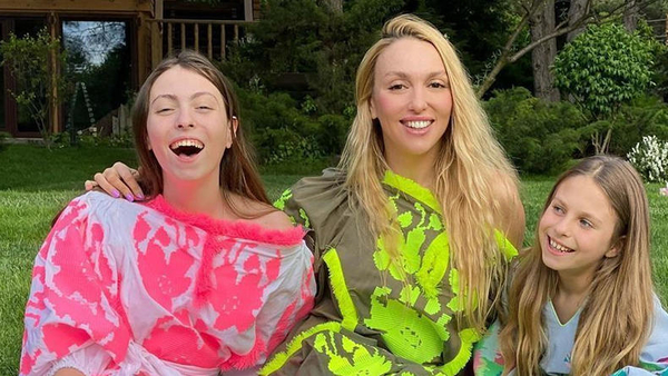 Полякова з молодшою дочкою засвітилася у Лондоні на концерті знаменитої співачки