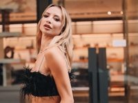 Сопонару станцювала в бікіні і заявила, що йде з соцмереж