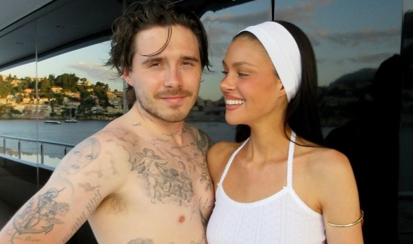 Бруклин Бекхэм сфотографировал жену полностью голой в ванной