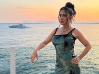 58-летняя Хайек станцевала у бассейна в крошечном бикини