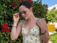 Санина в бикини и панаме покаталась на сапборде