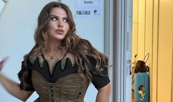 Зарицкая в купальнике похвасталась отдыхом на сапборде