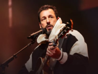 Адам Сэндлер появился на премьере фильма в компании дочерей