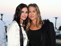 Зірки «Друзів» Еністон та Кокс возз'єдналися та зробили спільне селфі