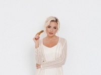 Angela висміює токсичних залицяльників у пісні «Твій салонний огірчик»