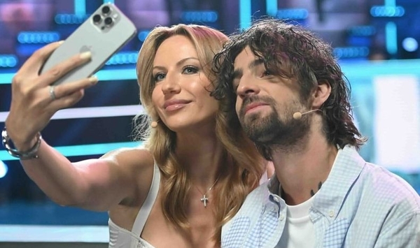 «Принес подарки»: Никитюк показала, как Дантес заботится о ней на съемках