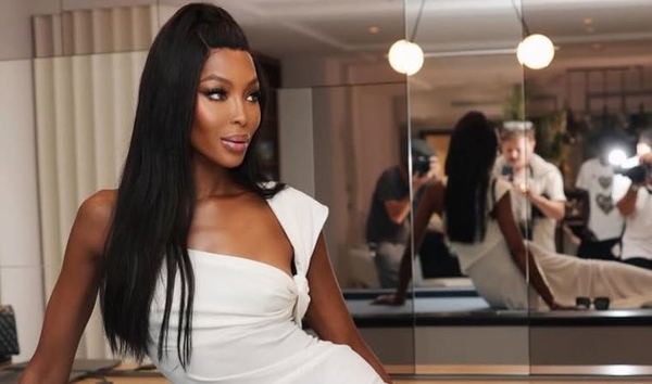 55-летняя Наоми Кэмпбелл засветила фигуру в бикини на Ибице