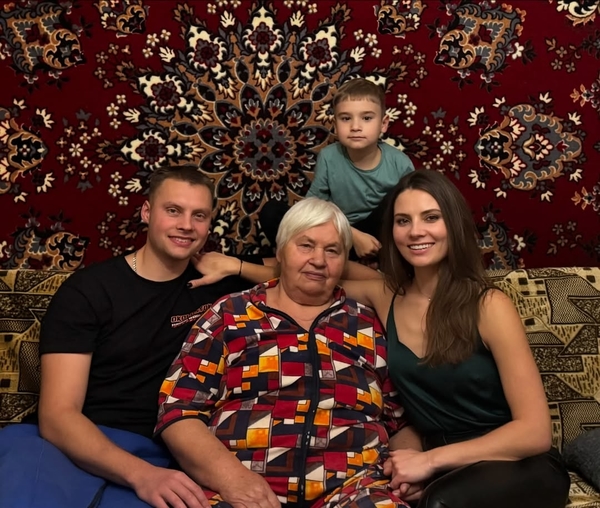 Антонина Хижняк показала бабушку и квартиру, в которой выросла