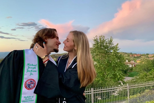 Сын Майкла Джексона сделал предложение девушке после 8 лет отношений