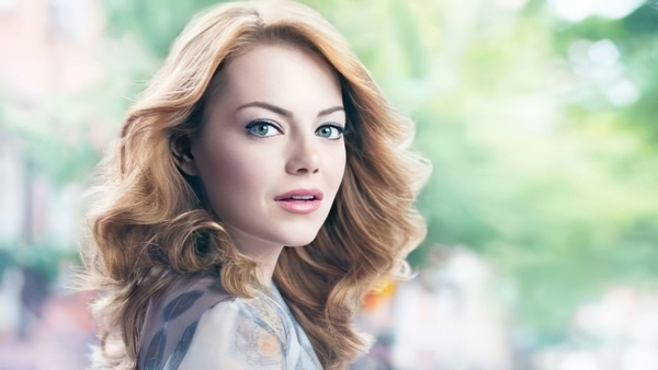 Эмма Стоун поцеловала мужа во время их редкого выхода на красную дорожку