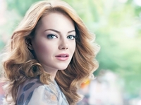 Эмма Стоун поцеловала мужа во время их редкого выхода на красную дорожку