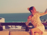 Селена Гомес впервые запостила фото с девичника в Мексике