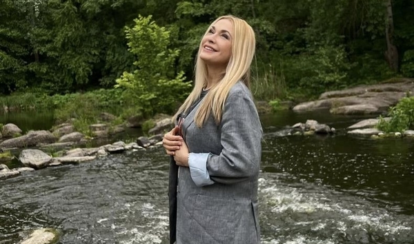 Сумская показала себя в детстве на школьных фото