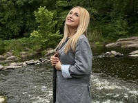 Сумская показала себя в детстве на школьных фото