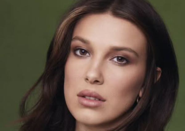 Звезда «Очень странных дел» Милли Бобби Браун впервые показала фото с приемной дочерью