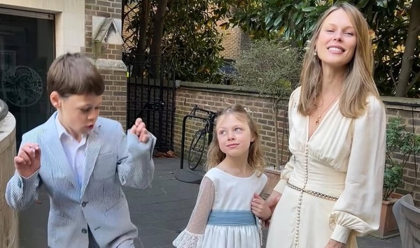 Фреймут поделилась осенними кадрами с младшими детьми в Лондоне