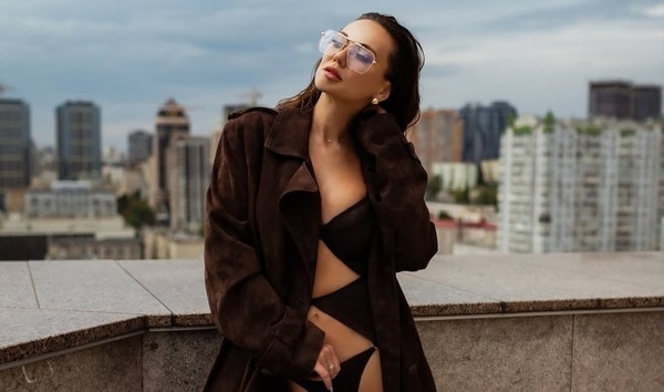 Саливанчук в откровенном белье снялась на крыше многоэтажки